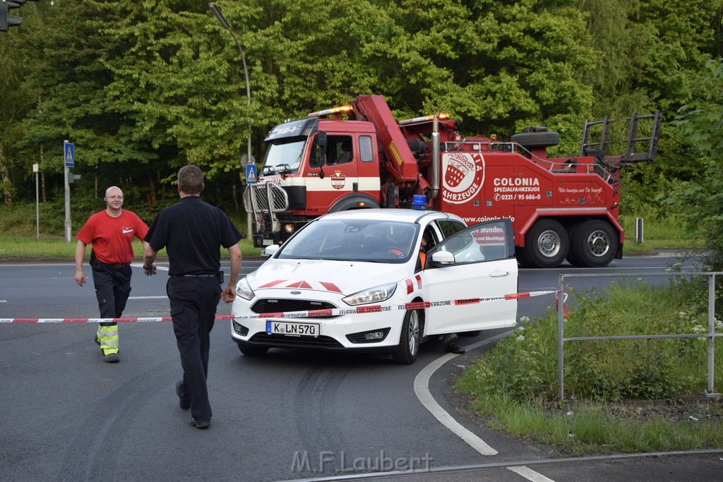 TLF 4 umgestuerzt Koeln Bocklemuend Ollenhauer Ring Militaerringstr P113.JPG - Miklos Laubert